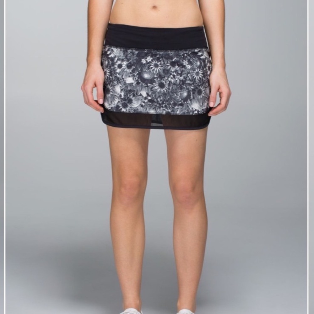 Lululemon Hotty Hot Skirt Flowabunga Black Angel Wing Floral Skort Size 6
